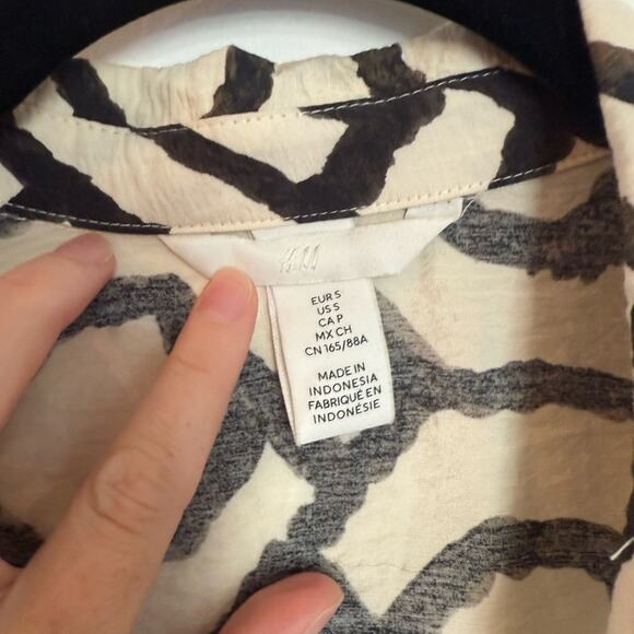 H&M Geometric Black and Cream Long Sleeve Cropped Top - Picture 3 of 5